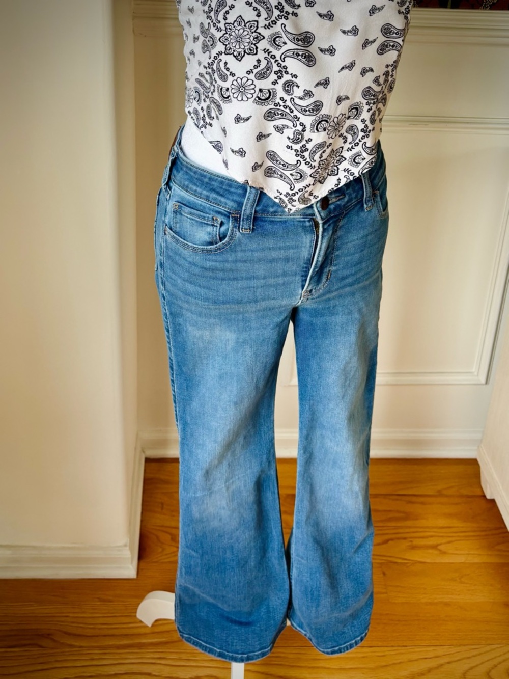 Hollister ๐ Mid Rise Boot Cut Jean Petite - Picture 2 of 8